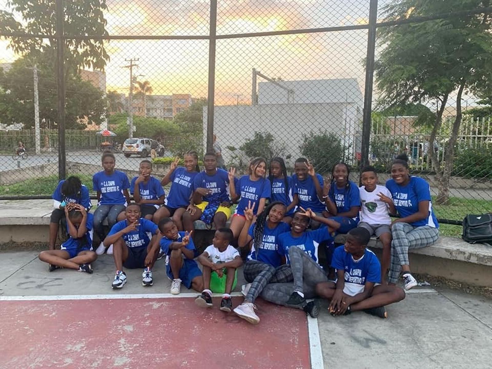Los atletas colombianos posan con las equipaciones del Beiman Chapín Jerez.