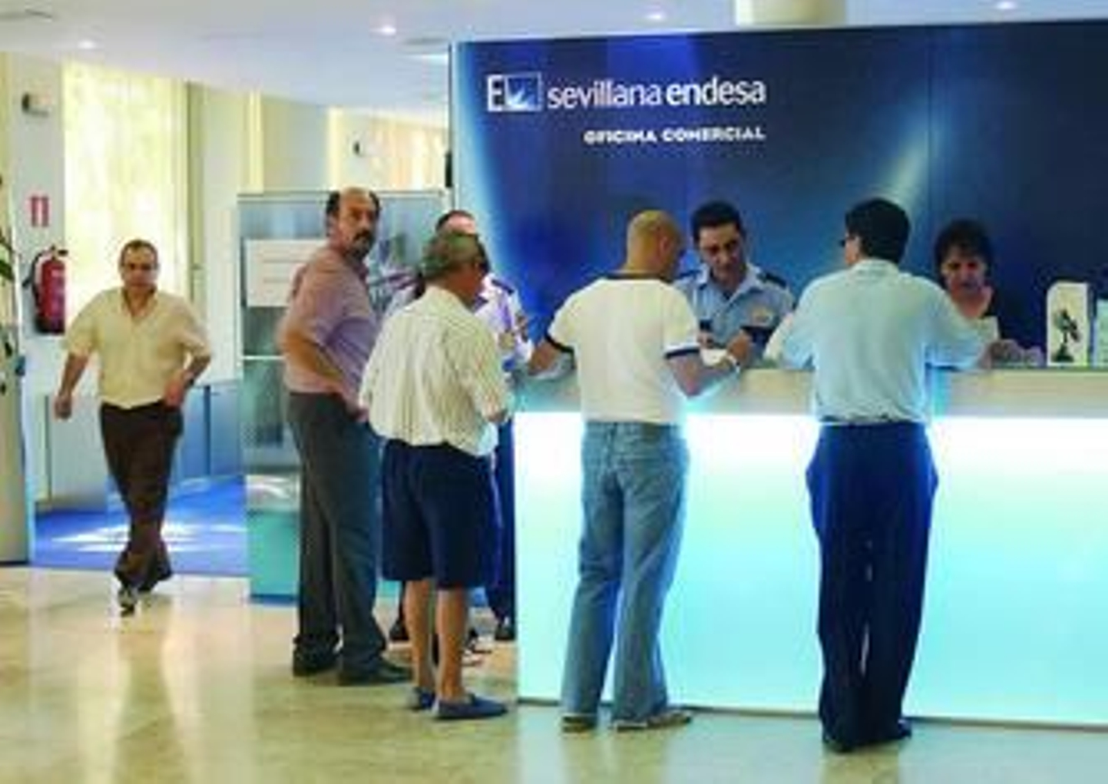 Clientes en la oficina comercial de Endesa en Sevilla, en una imagen de archivo.