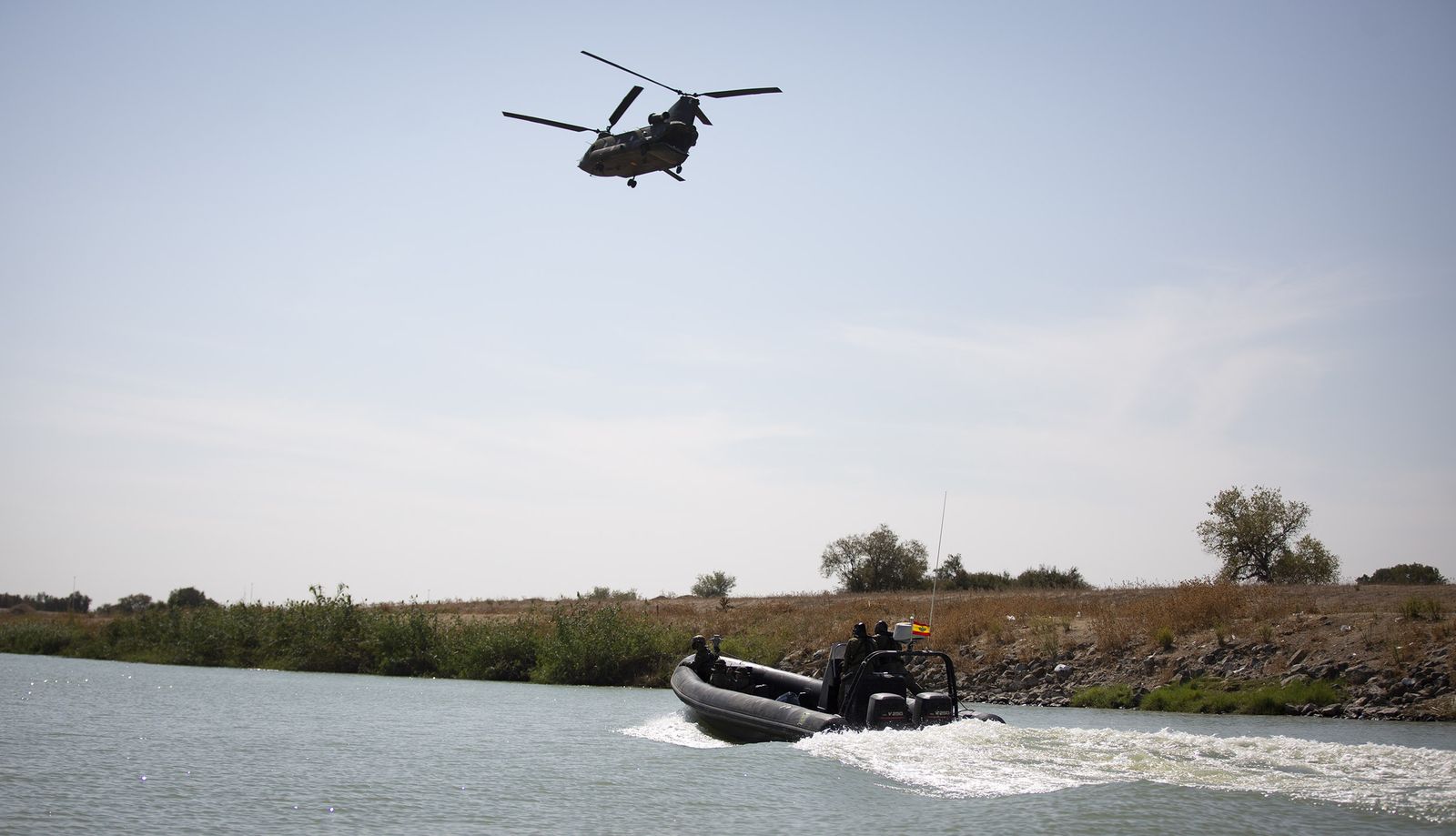 Entrenamiento del Ejército en el río Guadalquivir