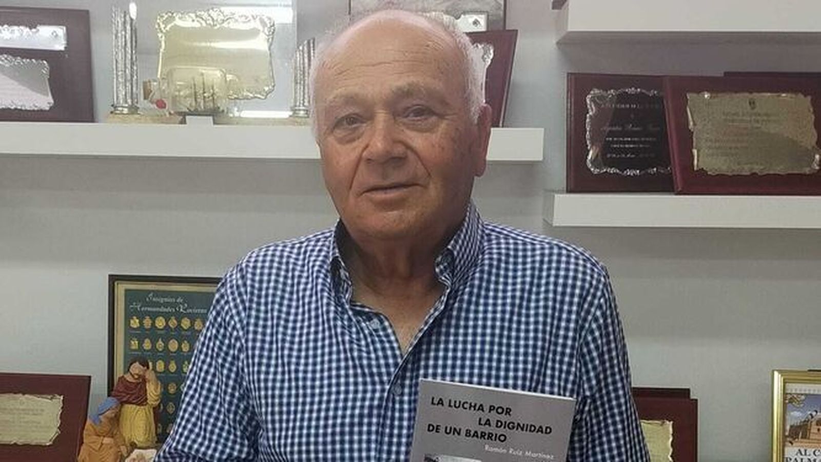 Ramón Ruiz Martínez, con el libro que presenta este viernes.