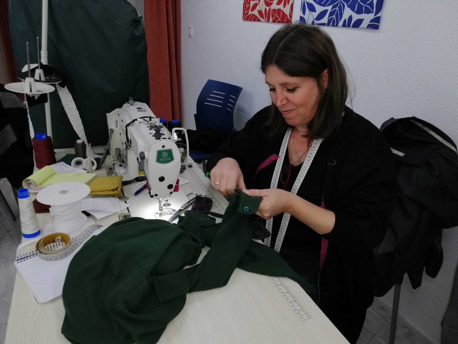 Una de las trabajadoras del taller de costura Dorcas de Cáritas.