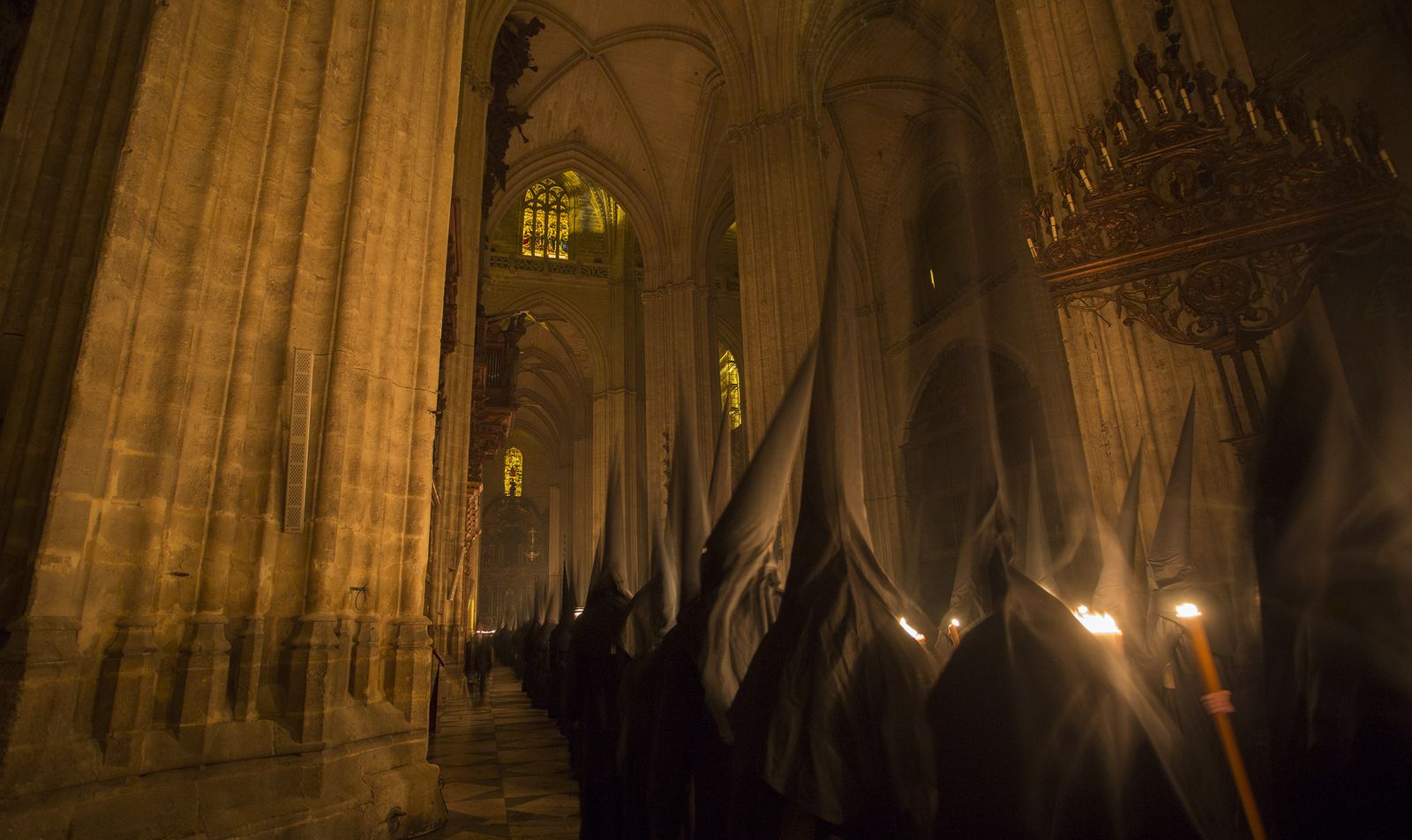 El paso de las hermandades de la Madrugada por la Catedral de Sevilla