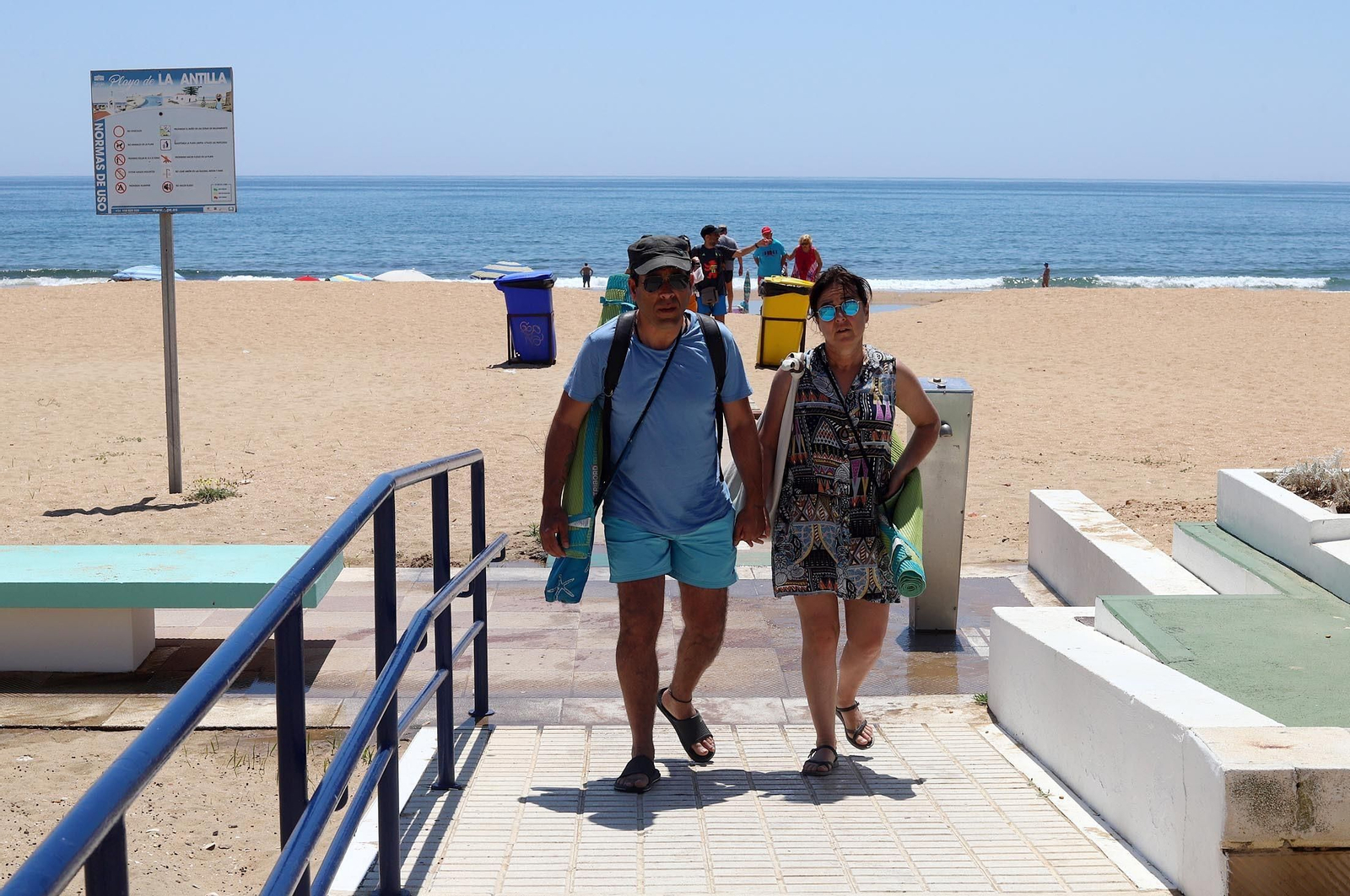 Imágenes del gran ambiente en la playa de La Antilla