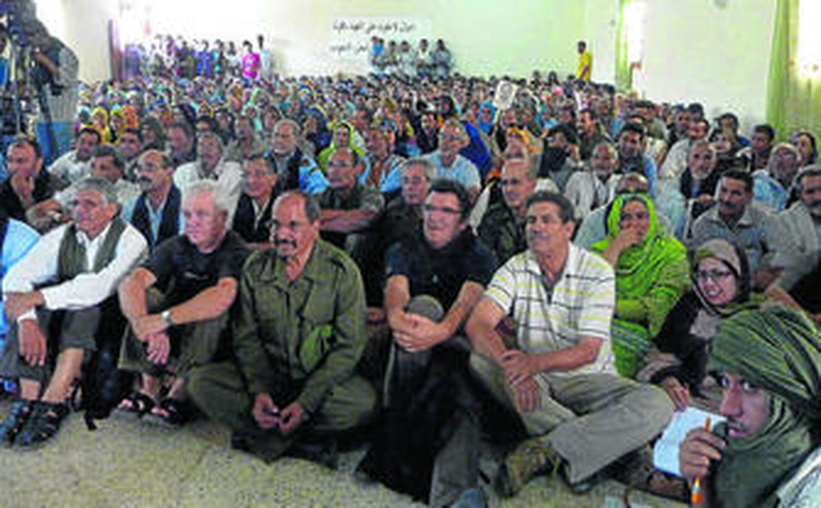 El presidente del Frente Polisario, Mohamed Abdelaziz (tercero por la izqda. en primera fila) y los cooperantes españoles, ayer en Rabuni (Argelia).