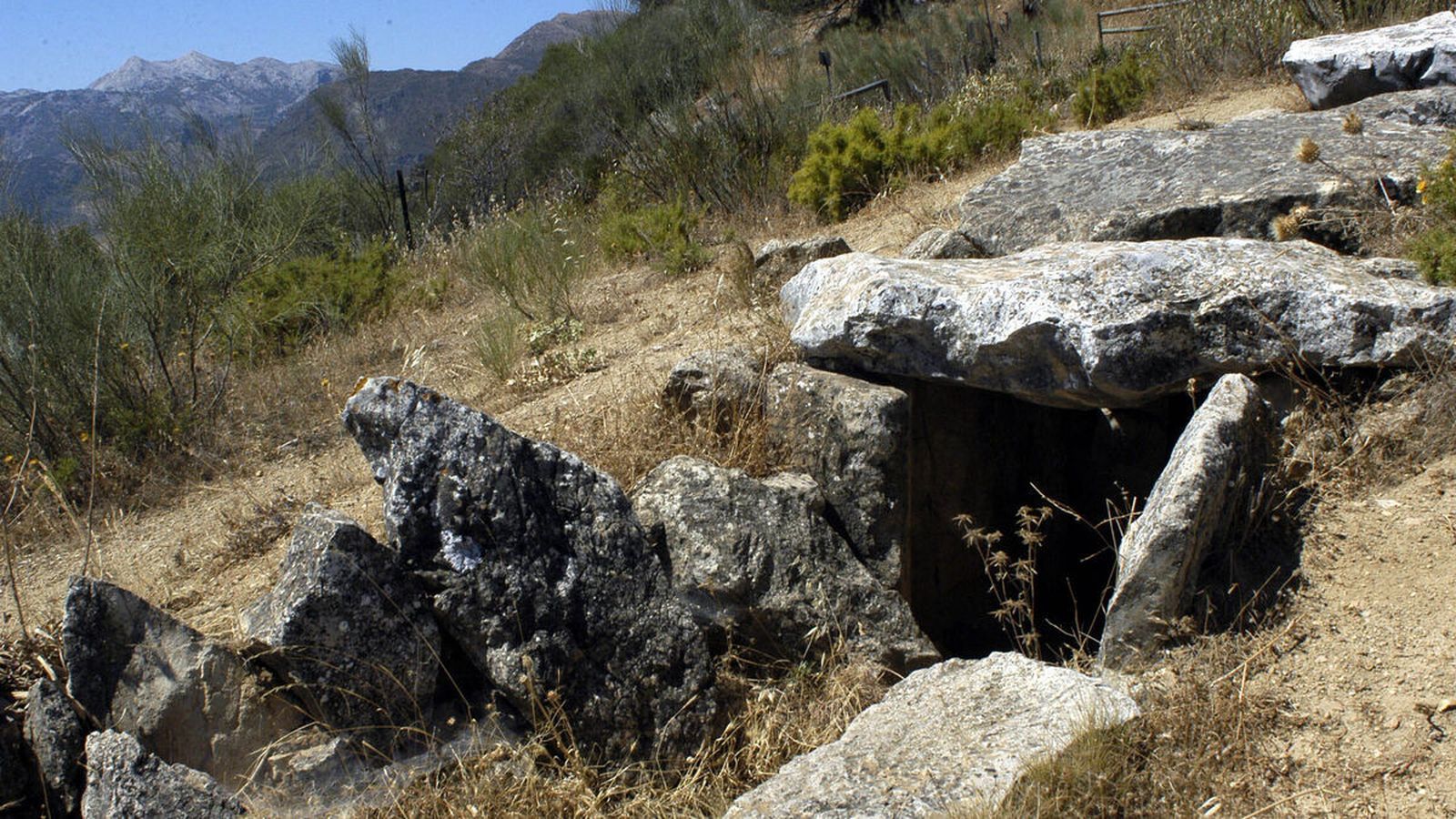 Tumba del Gigante o Dolmen del Charcón