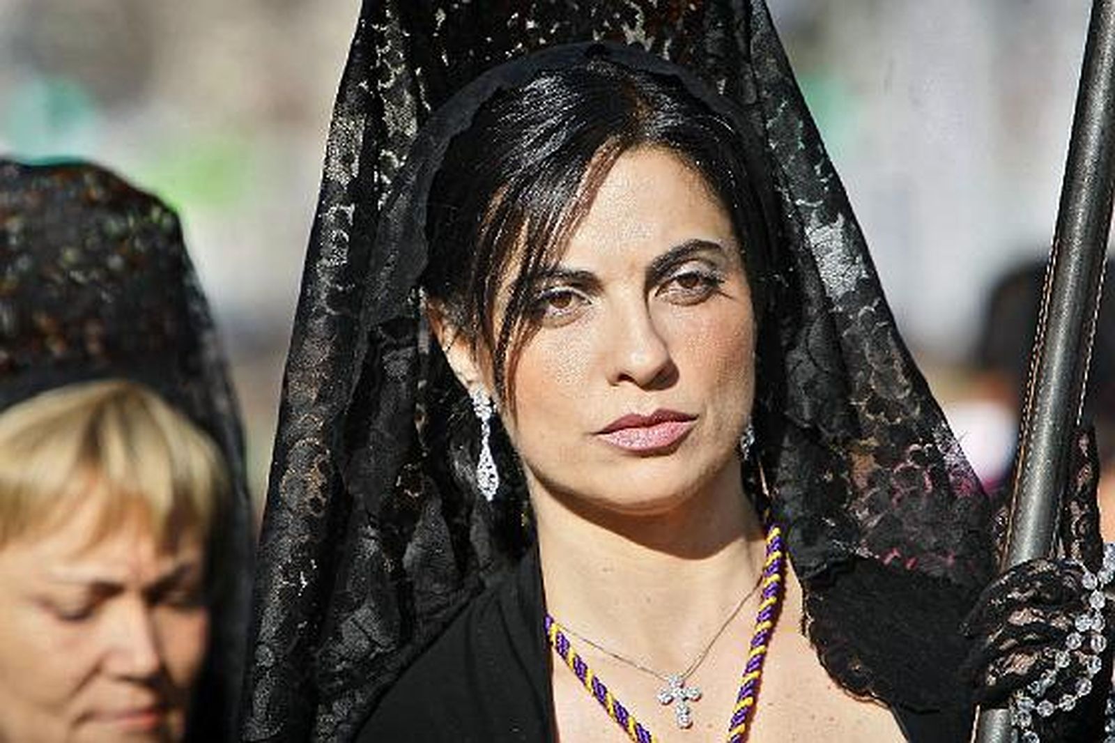 Cientos de gaditanos rinden pleitesía al paso de Cigarreras. /Fotos: Julio González