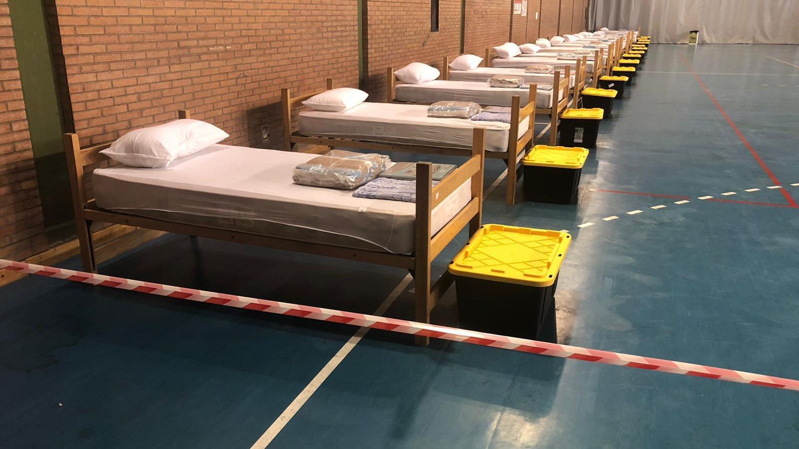 Camas en un polideportivo paa atender a personas sin hogar.