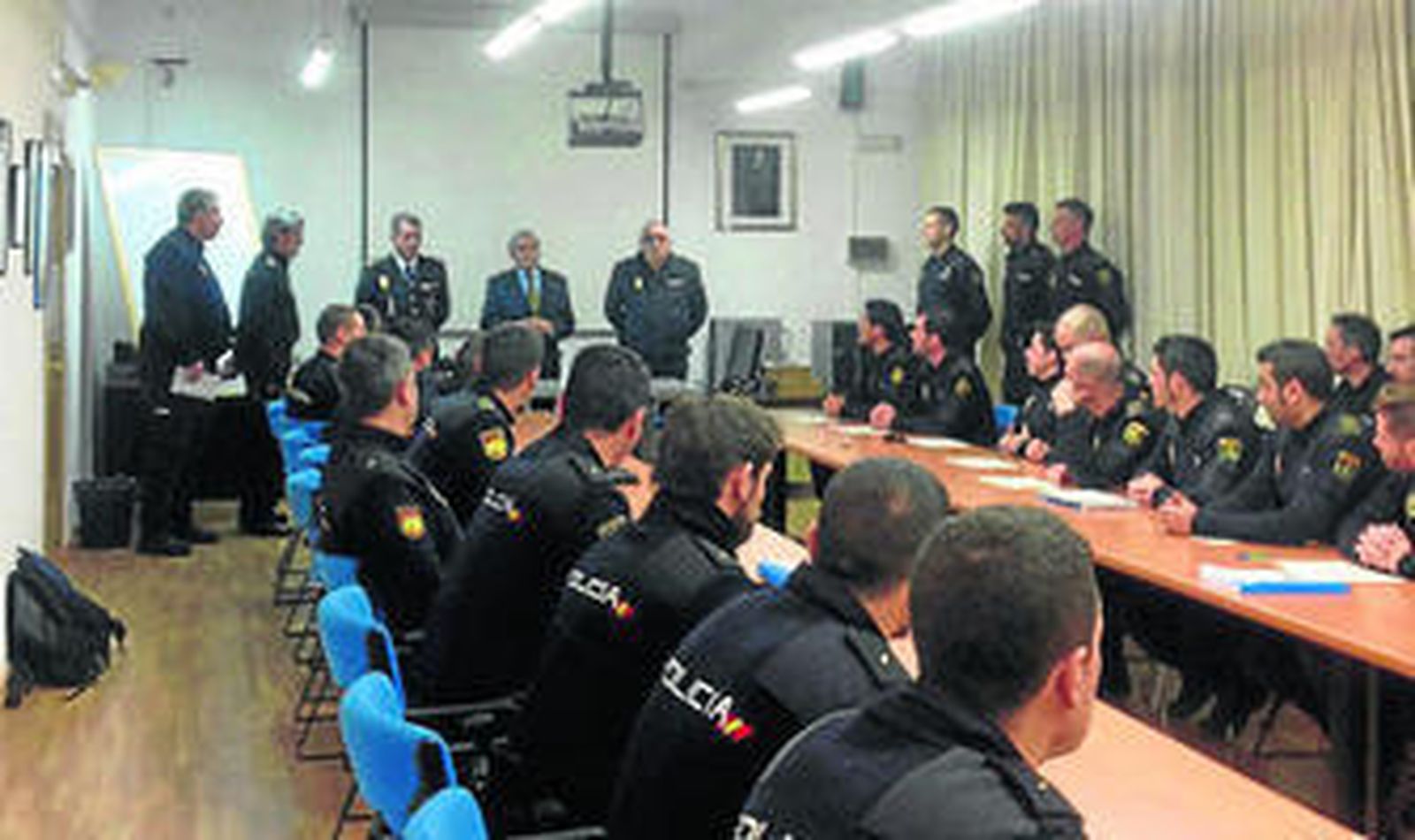 Los 35 agentes durante el curso que se les ha impartido.