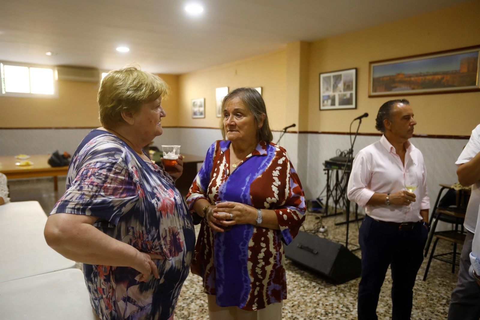 El perol de exconcejales de Córdoba contra la crispación política, en imágenes