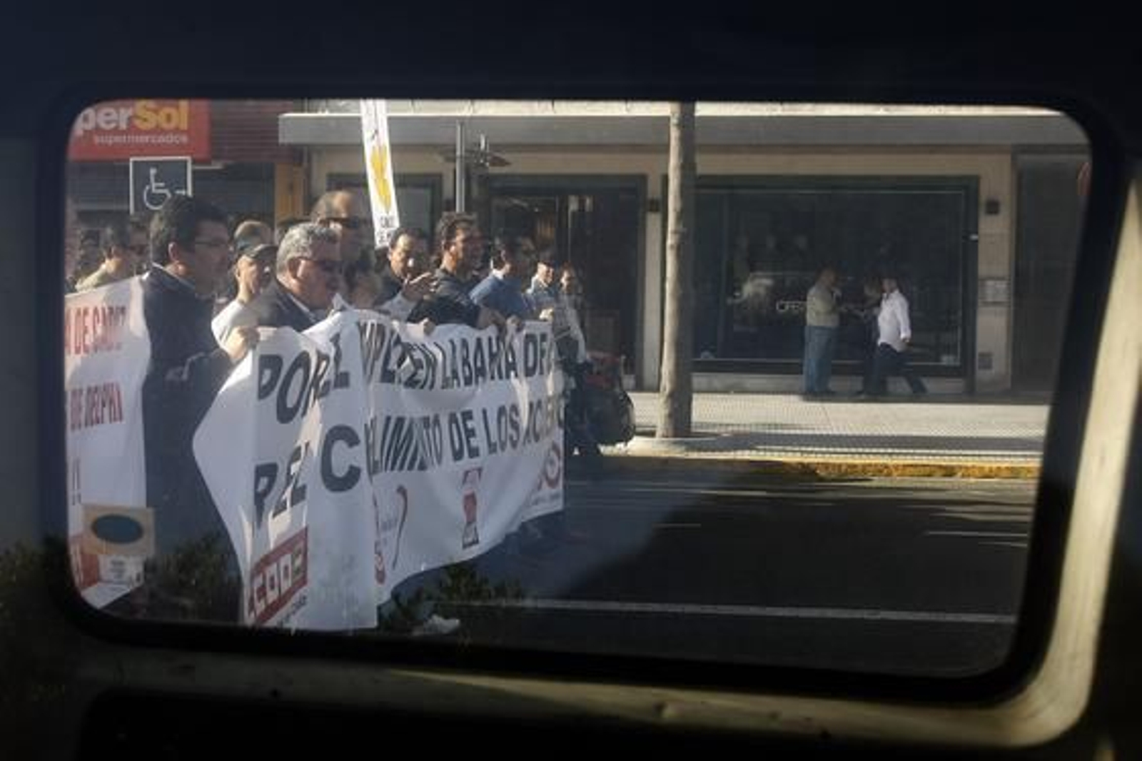 De nuevo los ex trabajadores de Delphi se han manifestado por las calles de la capital para reclamar "una vez más" que la Junta de Andalucía resuelva su problema "tras tres años" desde que se cerró la factoría de Puerto Real. Foto: Jose Braza De nuevo los ex trabajadores de Delphi se han manifestado por las calles de la capital para reclamar "una vez más" que la Junta de Andalucía resuelva su problema "tras tres años" desde que se cerró la factoría de Puerto Real.
Foto: Jose Braza