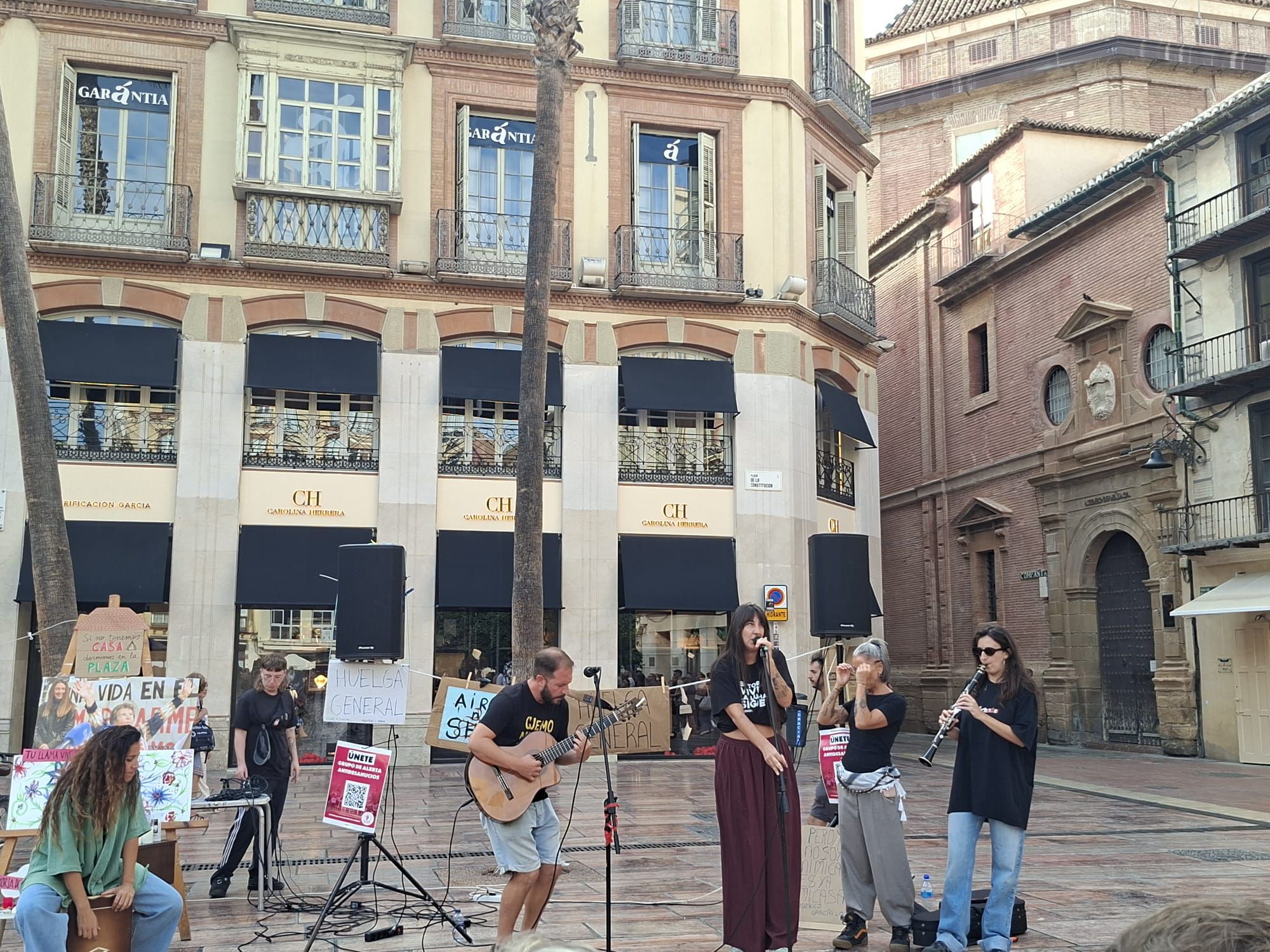Chambao pone música al último día de acampada por la vivienda en Málaga