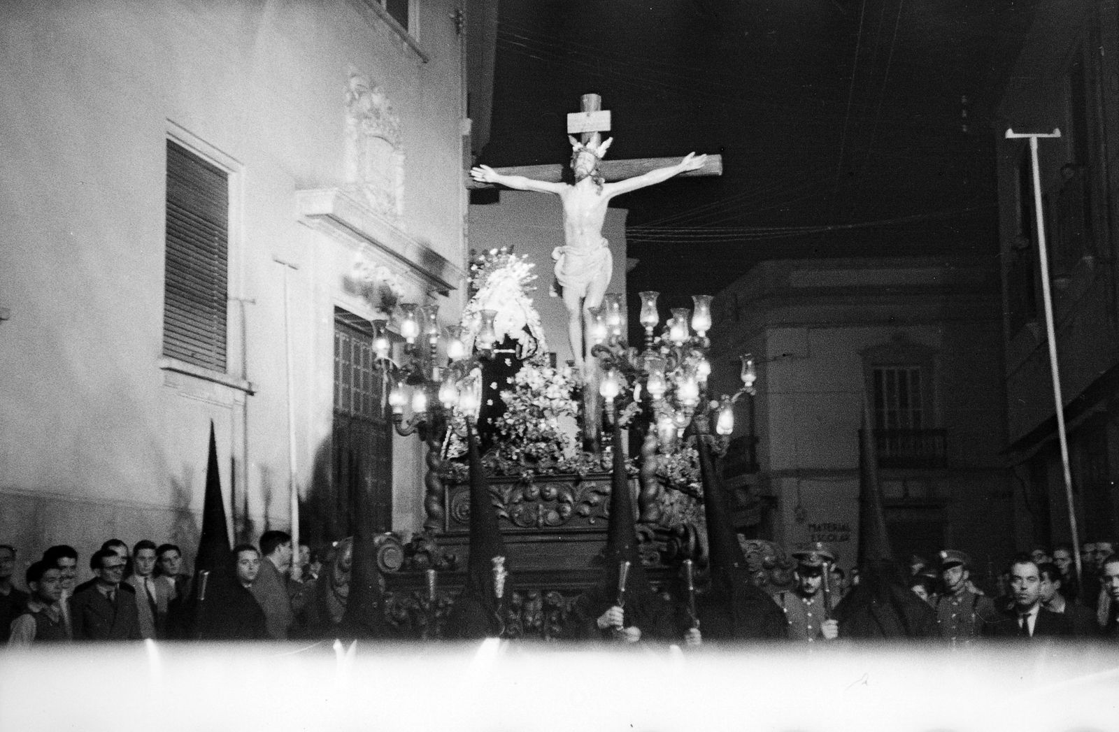 Crsito de la Expiración en un desfile por la calle Alfonso XIII de Córdoba.