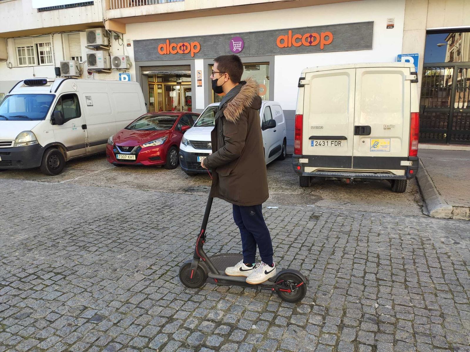 El usuario habitual Javier Sánchez monta sobre su patinete eléctrico.