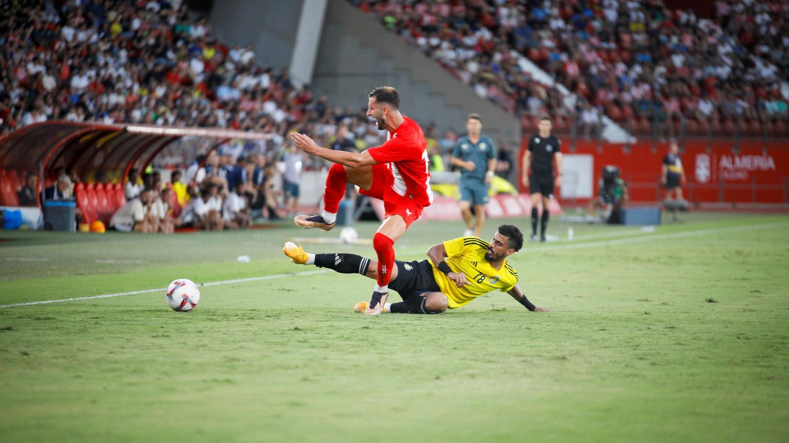 Leo Baptistao, pichichi de la pretemporada almeriense, sufre la entrada de un rival del Al-Nassr.