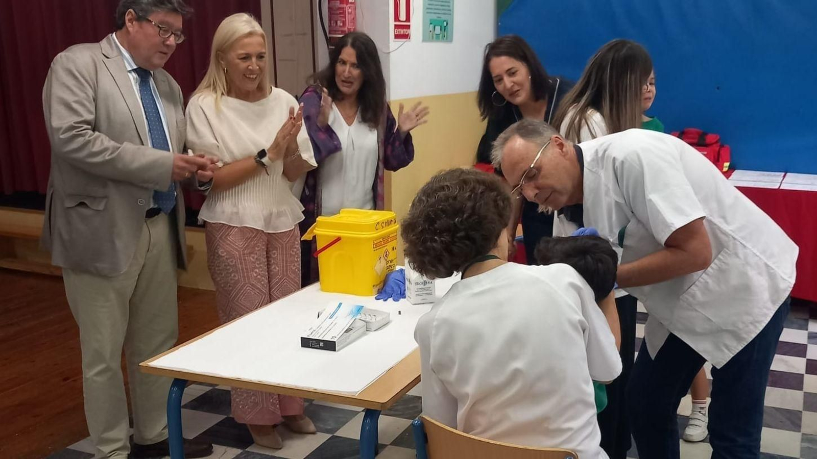 Vacunación de la gripe en un colegio de Cádiz, que visitaron los delegados de la Junta.
