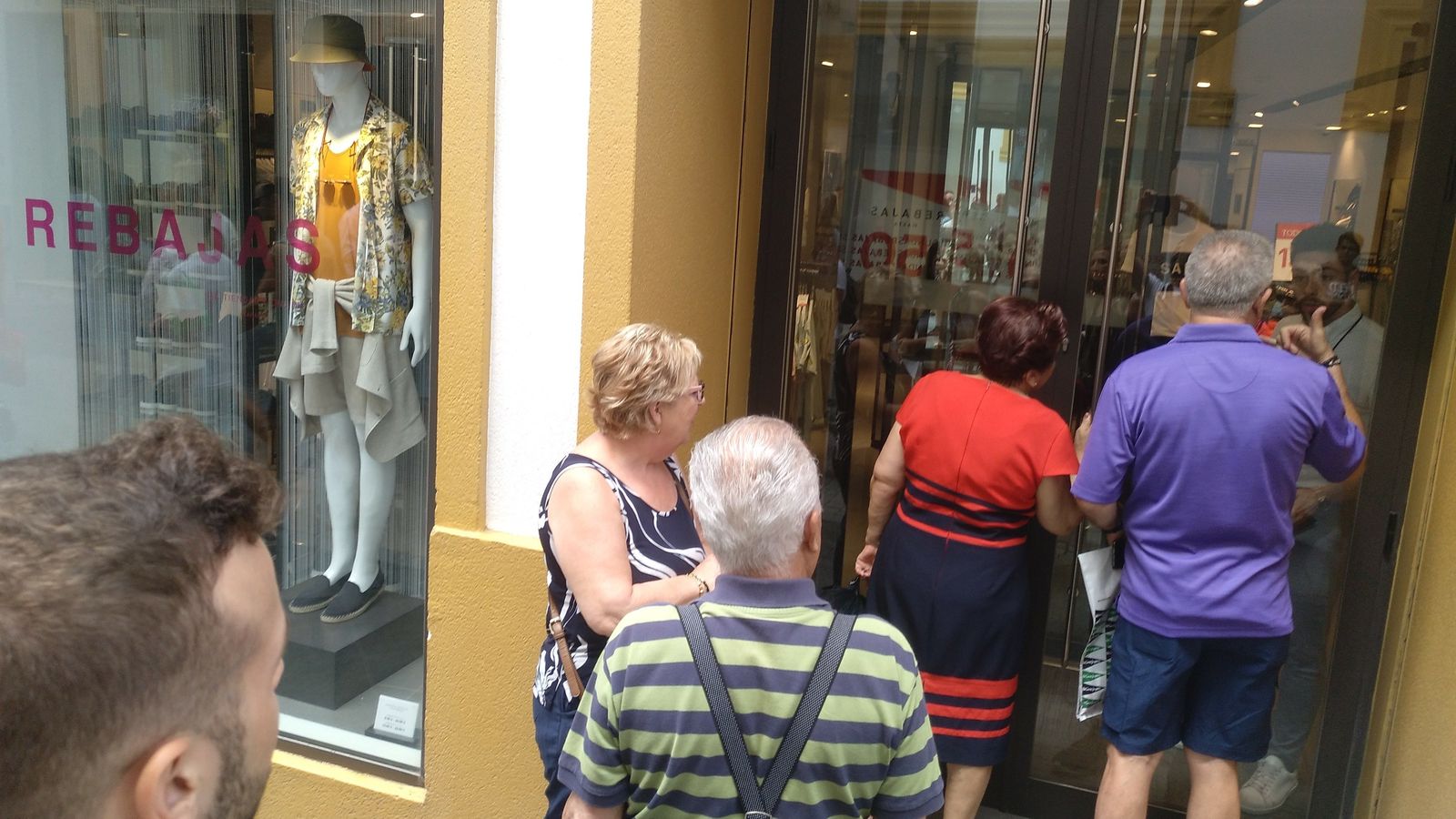 Clientes en las puertas de los comercios.