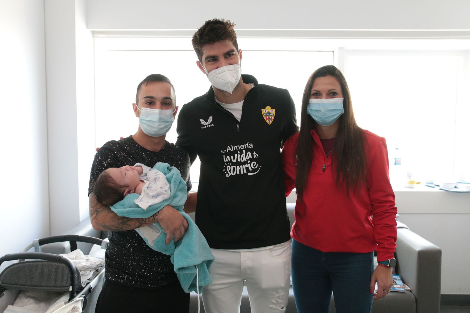 Los Reyes Magos de la UD Almería entregan sus regalos a los niños hospitalizados de Torrecárdenas