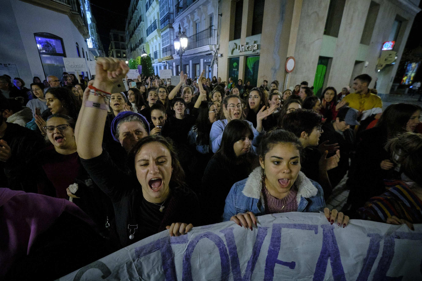 La manifestación del 25-N en Cádiz, a su entrada a la plaza de San Juan de Dios.