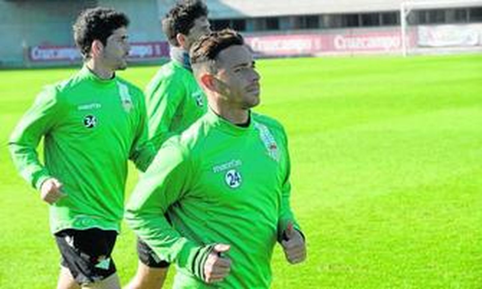 Rubén Castro se ejercita sobre el césped de la ciudad deportiva junto a Jordi y Caro, quien alberga opciones de entrar en la lista.