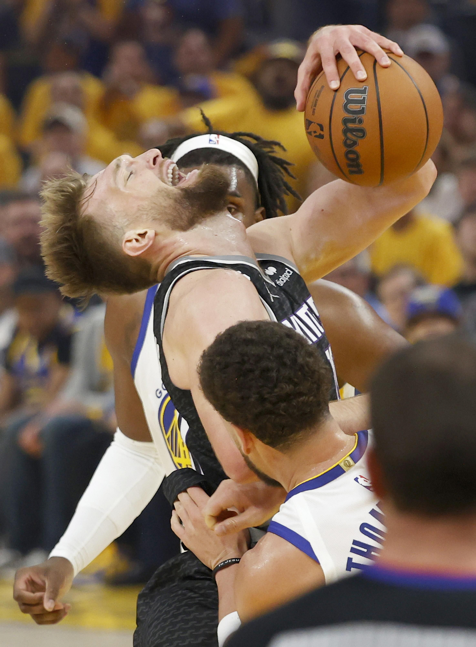 Domantas Sabonis recibe una falta. Domantas Sabonis recibe una falta.