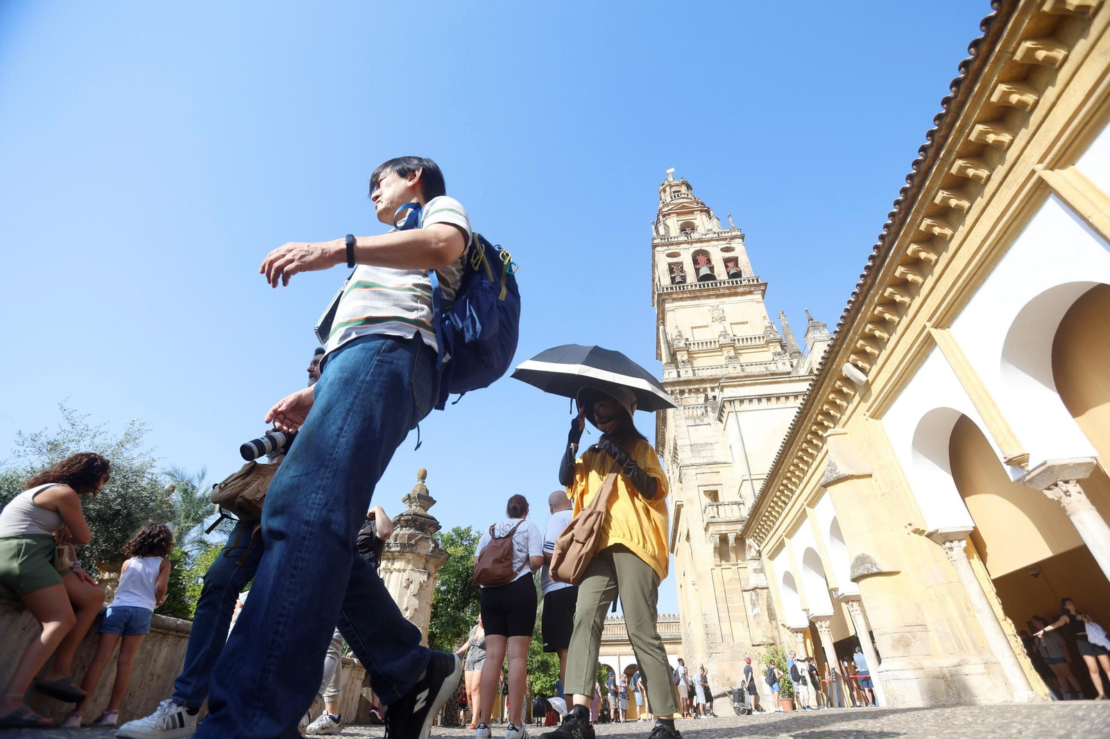 Turistas en el Patio de los Naranjos en Córdoba