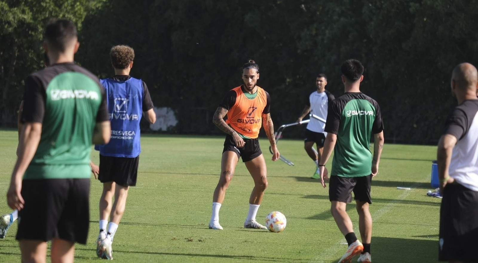 Gudelj controla el balón en presencia de Simo y Marc Esteban.