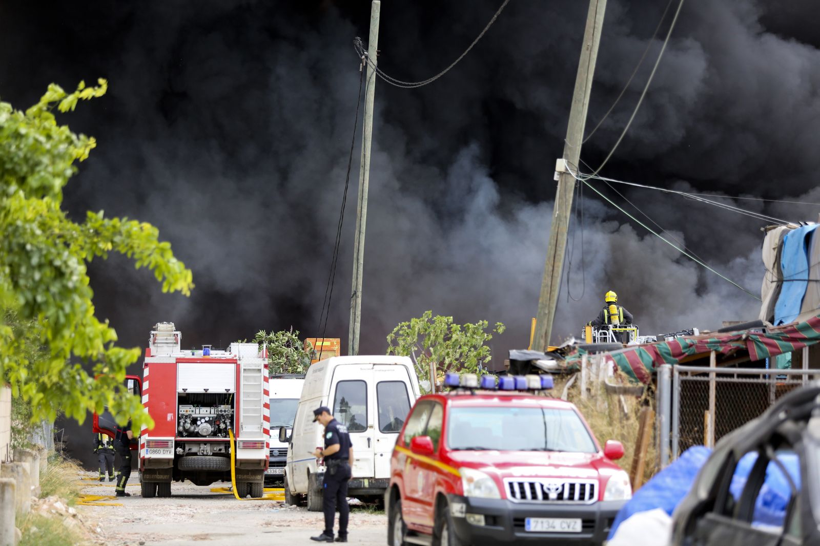 Fotos del incendio de varios vehículos en un aparcamiento de caravanas del polígono Guadalhorce