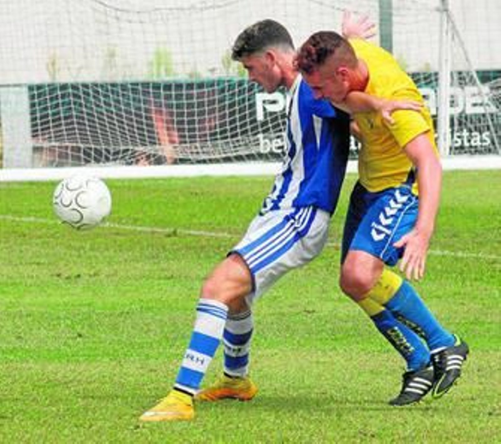 Manolito, atacante del Recre B, protege el balón durante el partido de su equipo ante el Cádiz B de la primera vuelta.