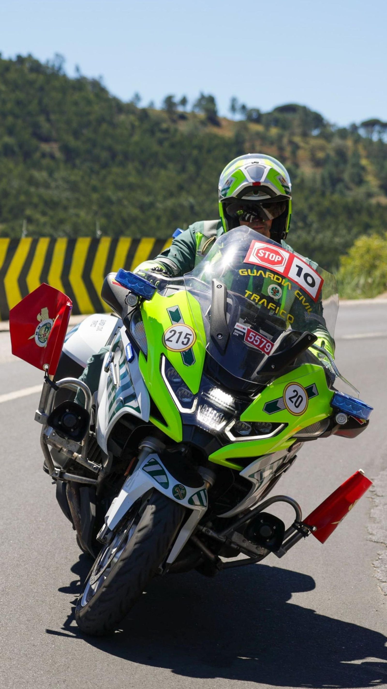 Agente en moto durante el dispositivo.