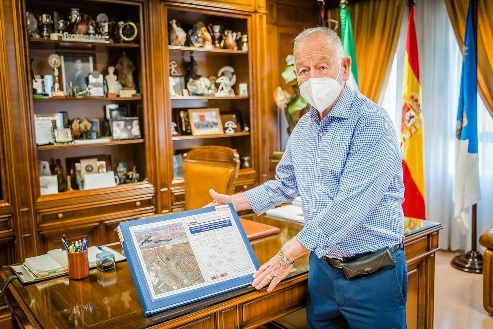 El alcalde muestra uno de los proyectos aprobados en la Junta de Gobierno Local.