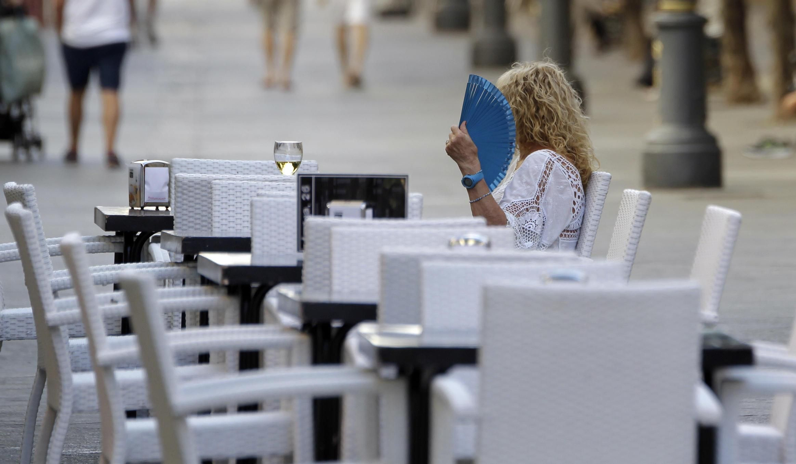 Varias mesas de un bar en el centro, días atrás.