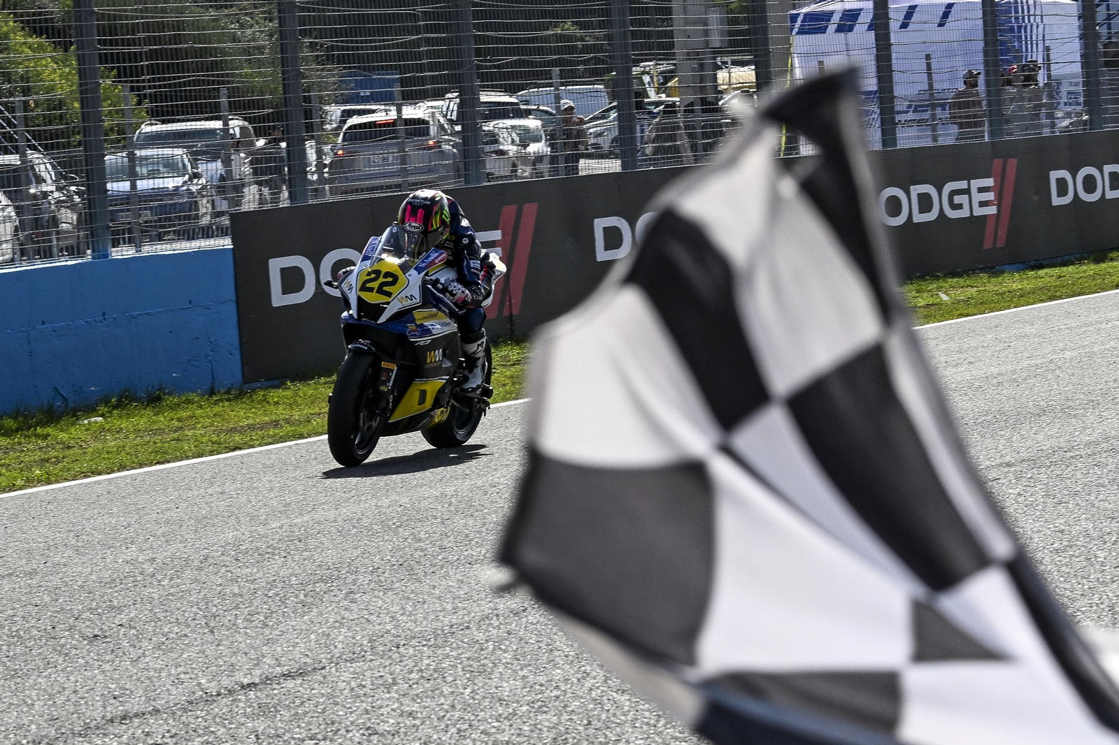 Ana Carrasco pasa bajo la bandera ajedrezada.