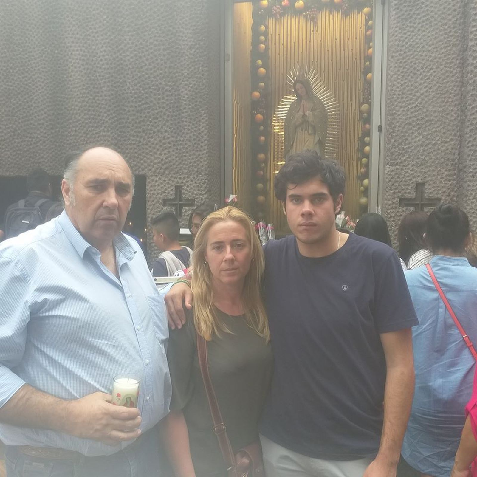 El novillero jerezano Rafael Camino y sus padres, ante la Virgen de Guadalupe en Méjico.