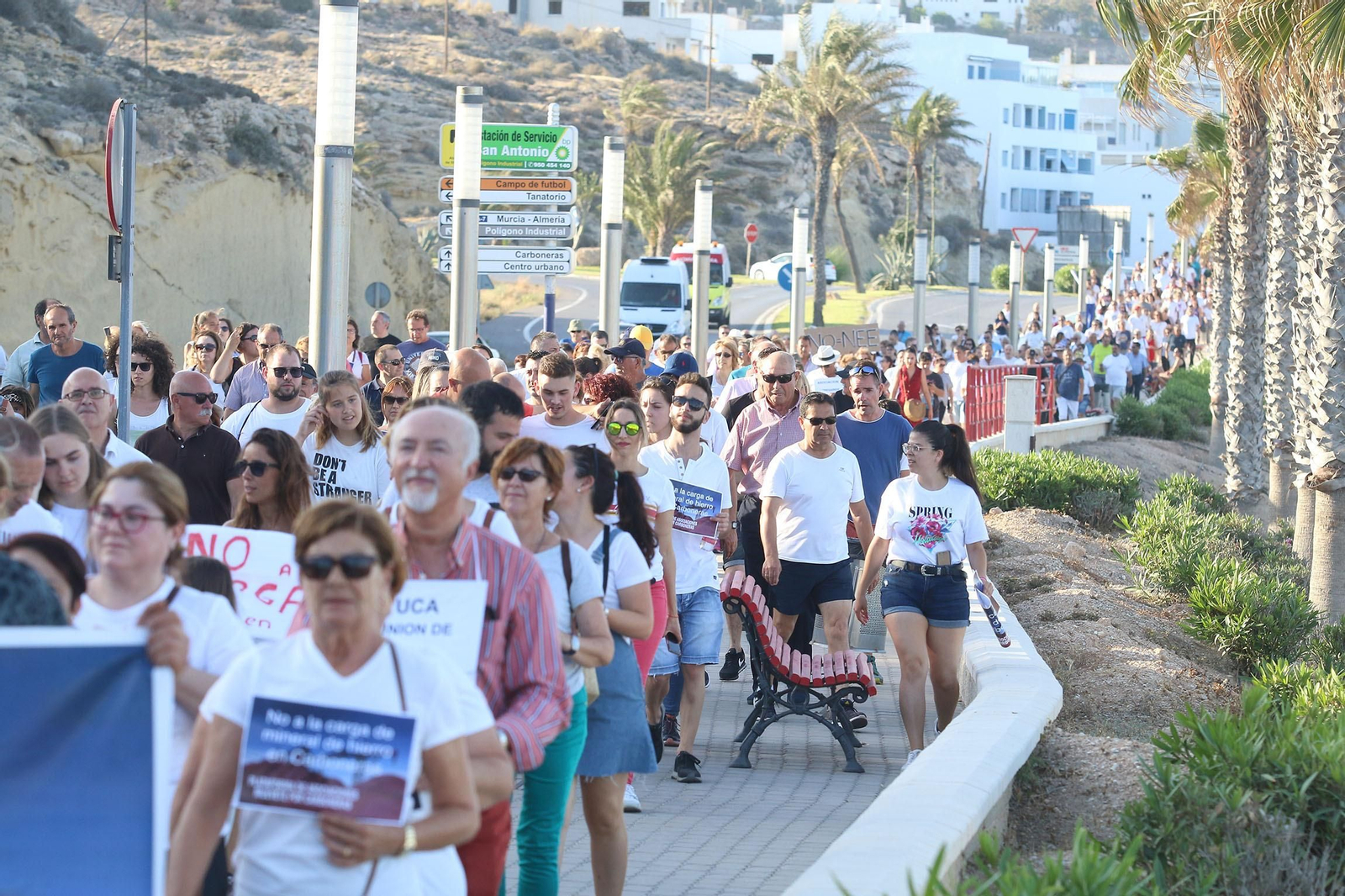 Fotogalería de la marcha contra la carga de mineral de hierro en Carboneras