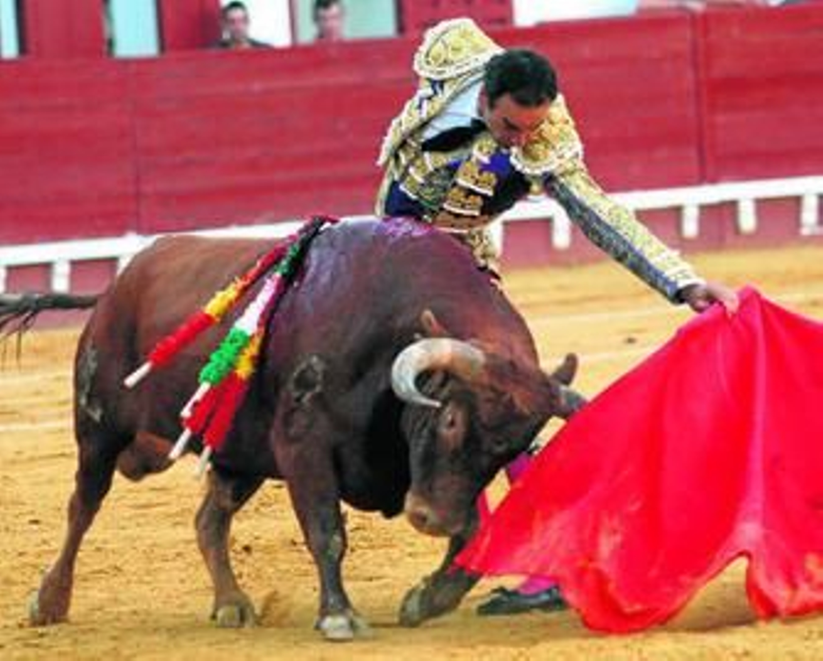 El Cid, en la foto frente al que abrió plaza, abrió la puerta grande sumando una oreja de cada uno de los toros de su lote.
