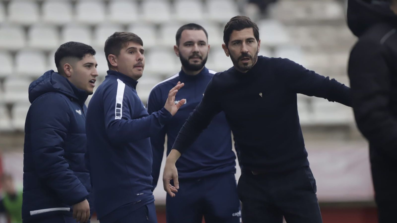 Javi Vázquez, junto a parte de su cuerpo técnico, durante el partido.