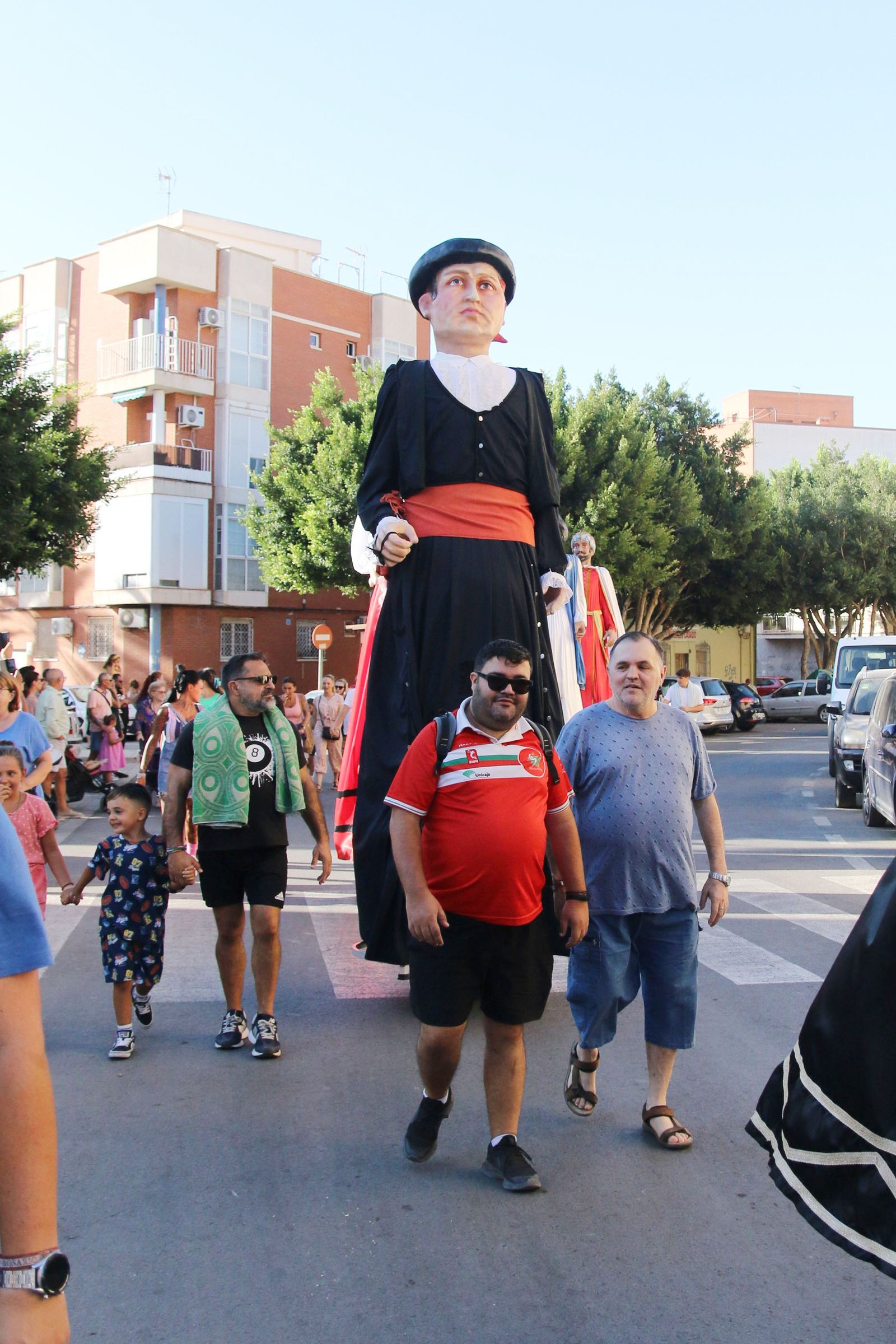 La Diana de gigantes y cabezudos, recorriendo las calles de Los Ángeles y Plaza de Toros