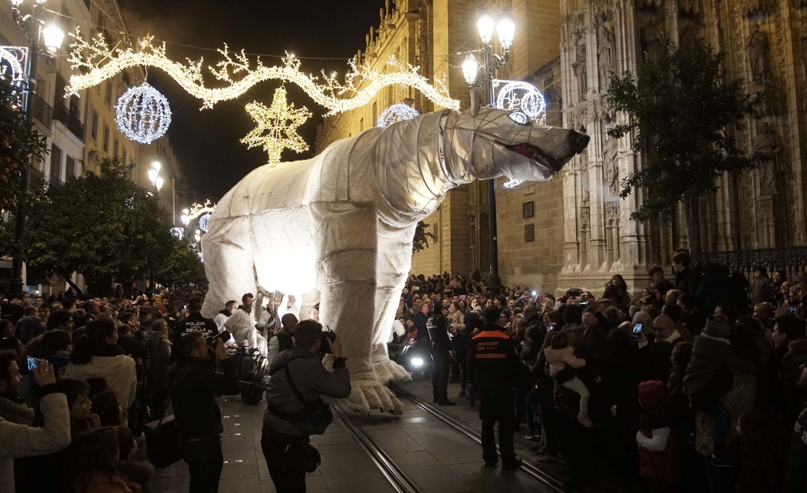 Los osos polares gigantes invaden Sevilla