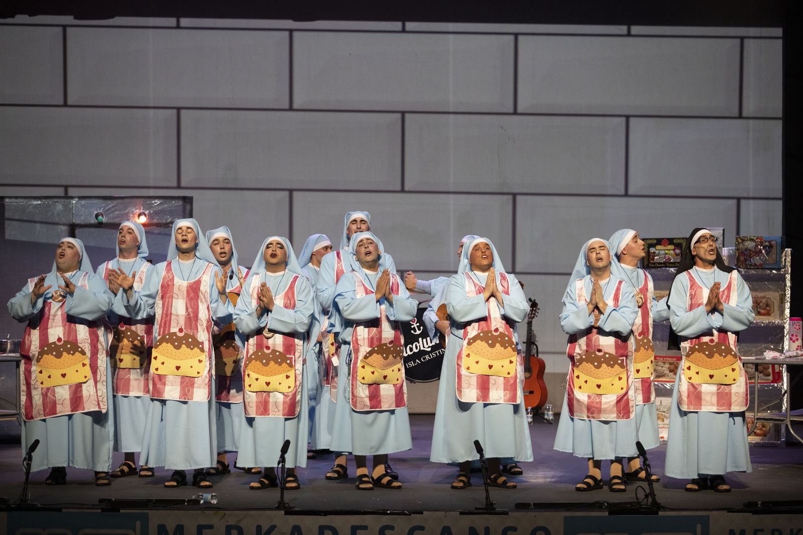 Imágenes de la actuación de la murga de Isla Cristina 'Las monjas 30 años de tradición' en el Carnaval Colombino