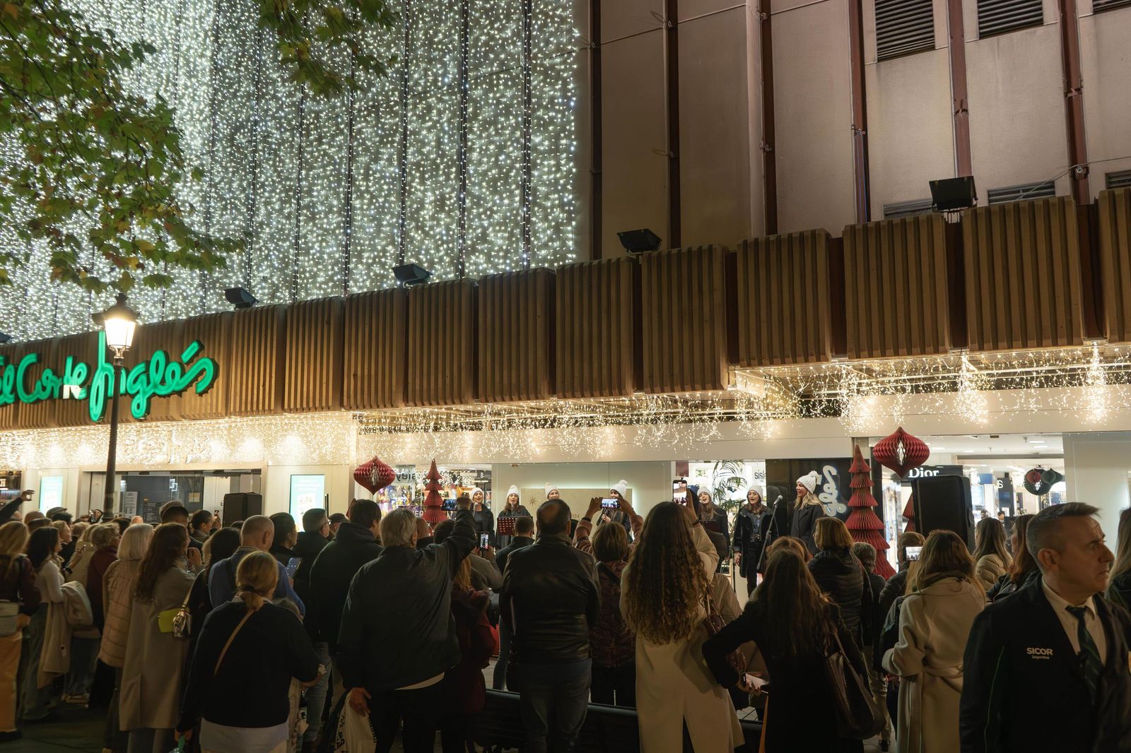 Así se ha iluminado El Corte Inglés de Granada para dar la bienvenida a la Navidad