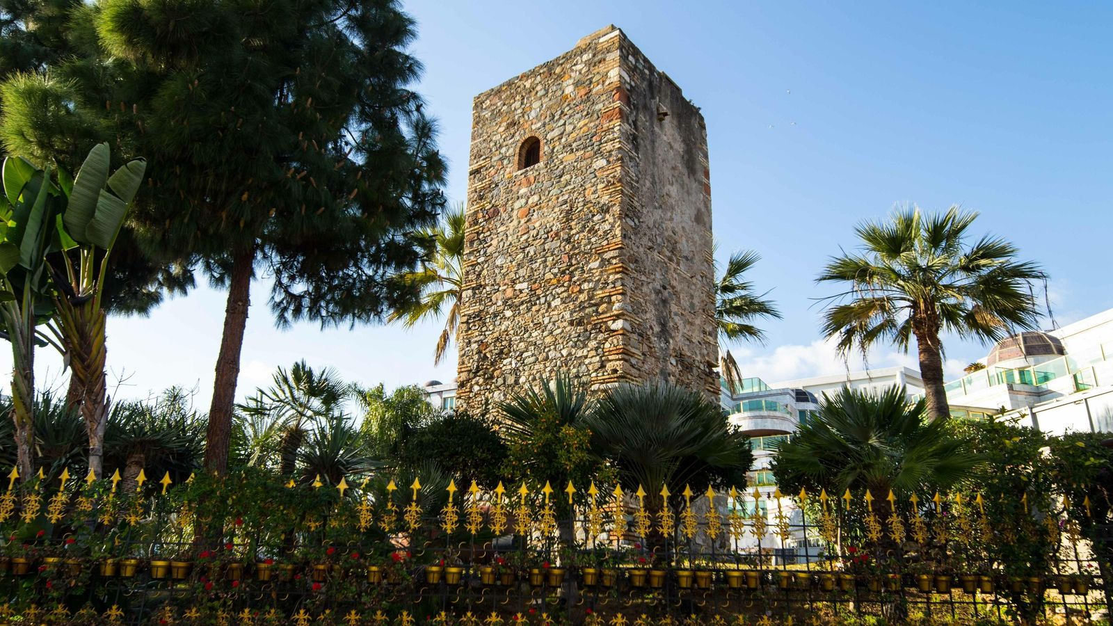 La cercada Torre del Duque en Marbella. La cercada Torre del Duque en Marbella.