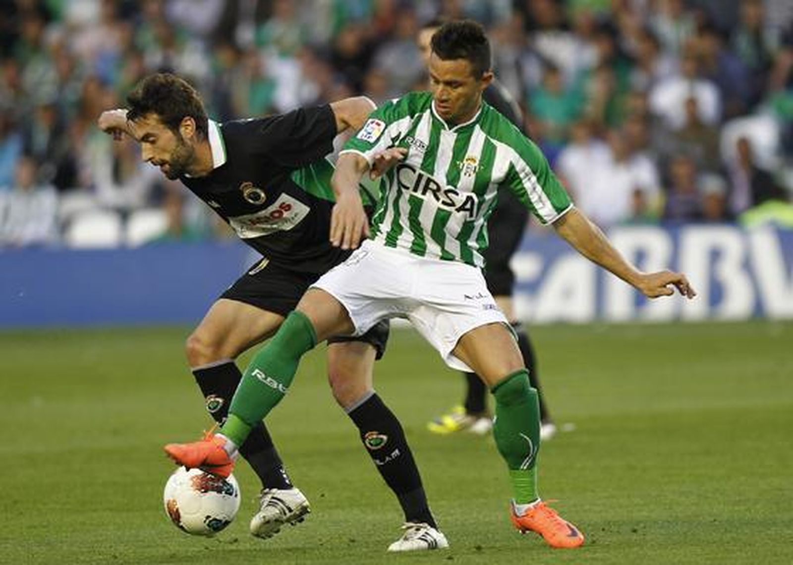 El Betis pierde una oportunidad para distanciarse del descenso y hundir al Racing de Santander (1-1). / Antonio Pizarro