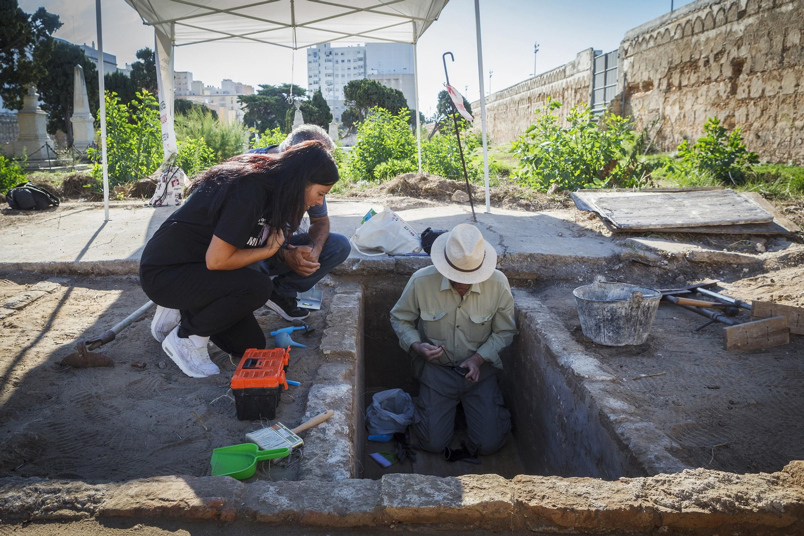 Trabajos de exhumación de restos en el cementerio de San José.
