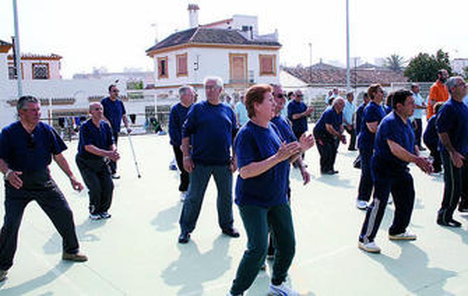 Participantes de una sesión de ejercicios realizados para aumentar la función cardiaca.