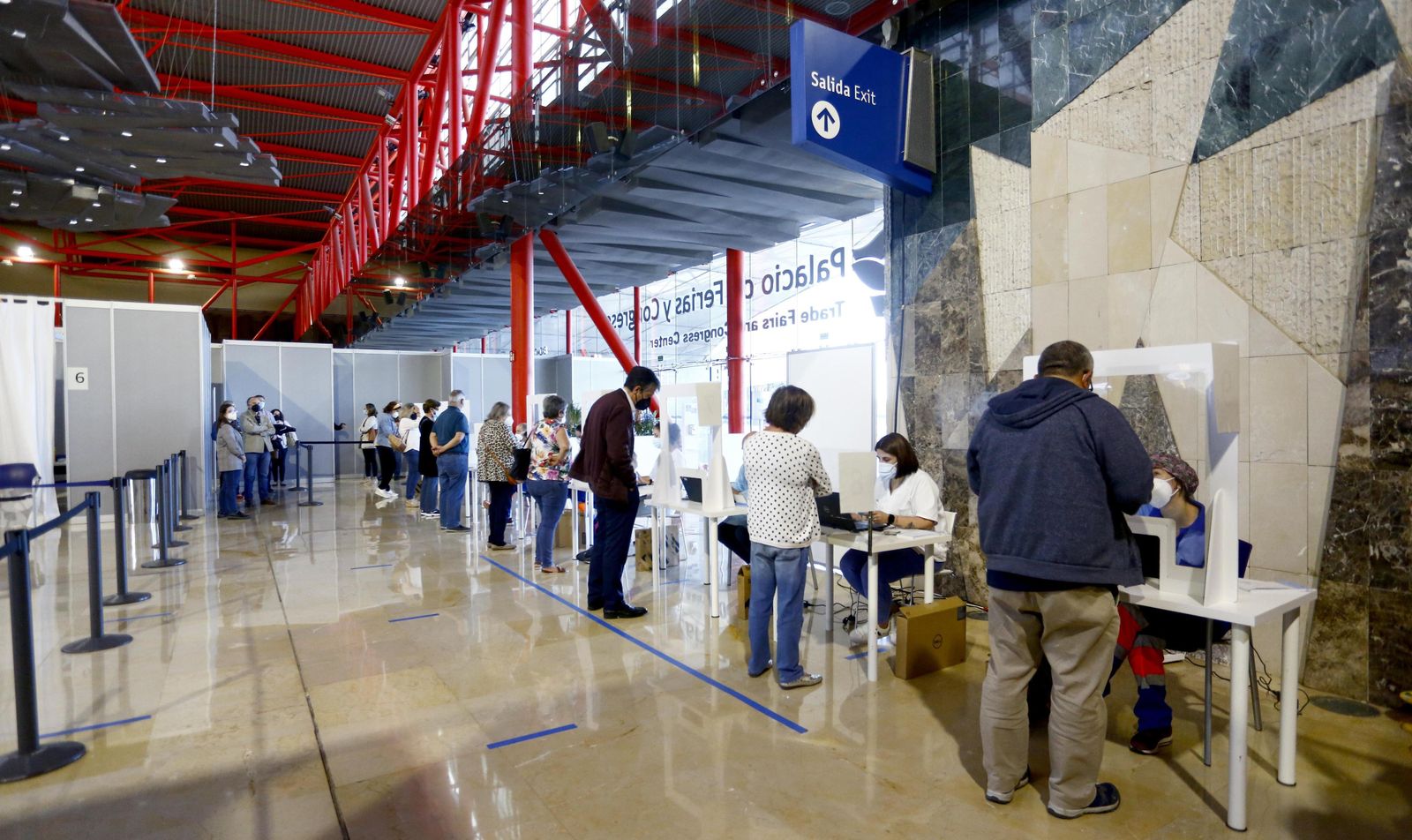 La vacunación del Palacio de Ferias de Málaga, en fotos
