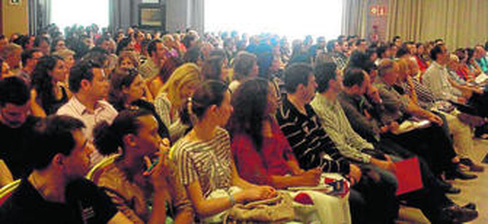 Más de 500 asistentes se dieron dicta en la reunión explicativa para entrar a formar parte del centro educativo Liceo Erasmus.