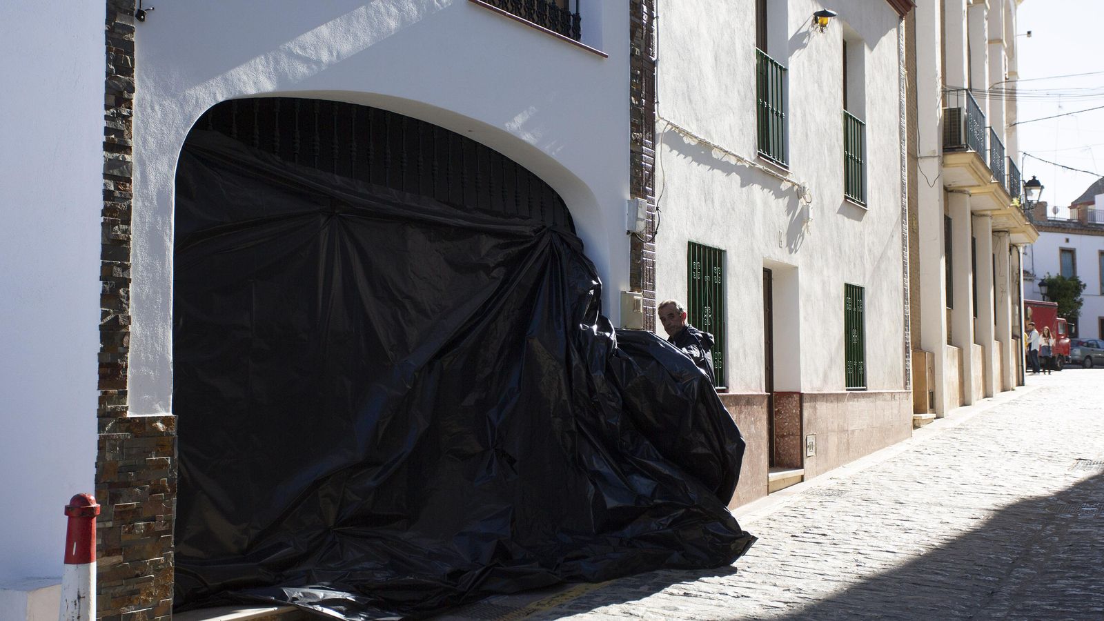 Una lona negra cubre la entrada a la vivienda.