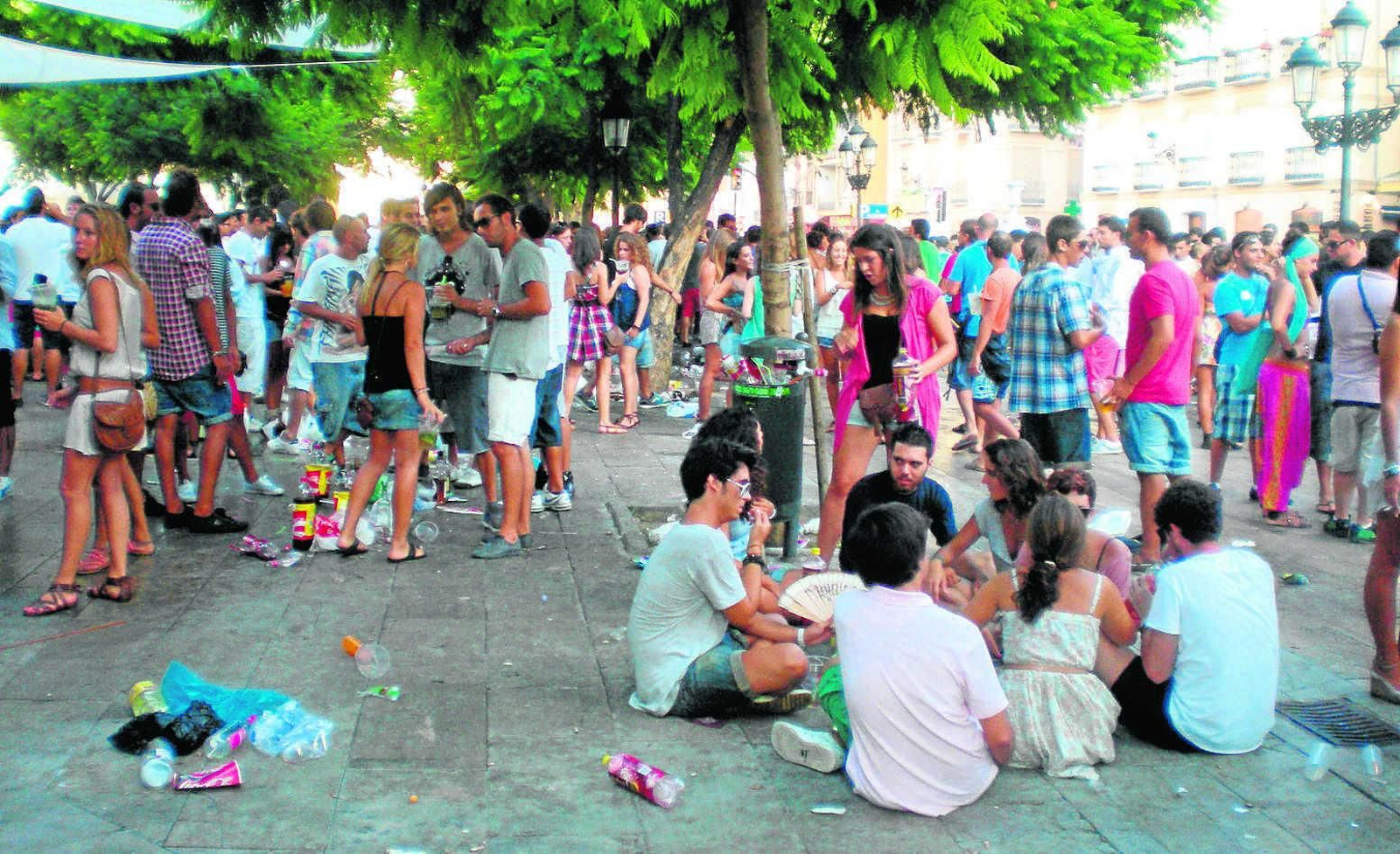 Botellón en la Plaza de la Merced.