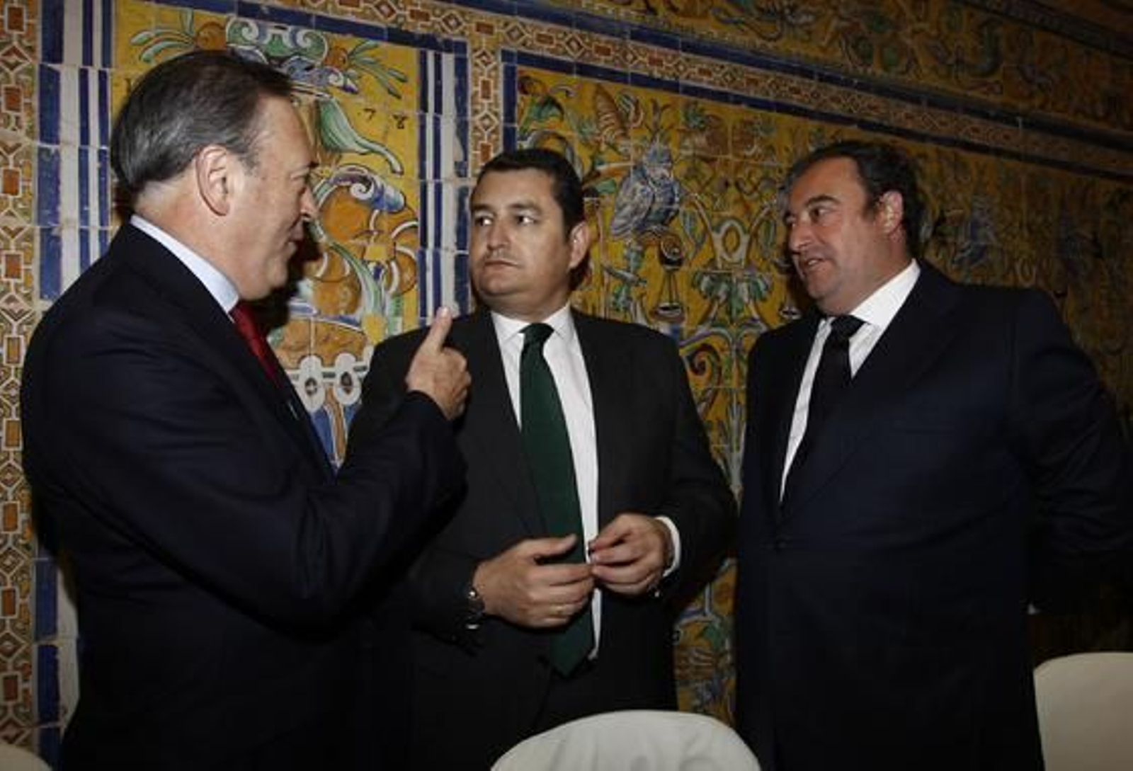 Manuel Atencia, vicepresidente de Unicaja, Antonio Sanz y Tomás Valiente, director general del Grupo Joly. 

Foto: Antonio Pizarro / Juan Carlos Vázquez / Victoria Hidalgo / Manuel Gómez