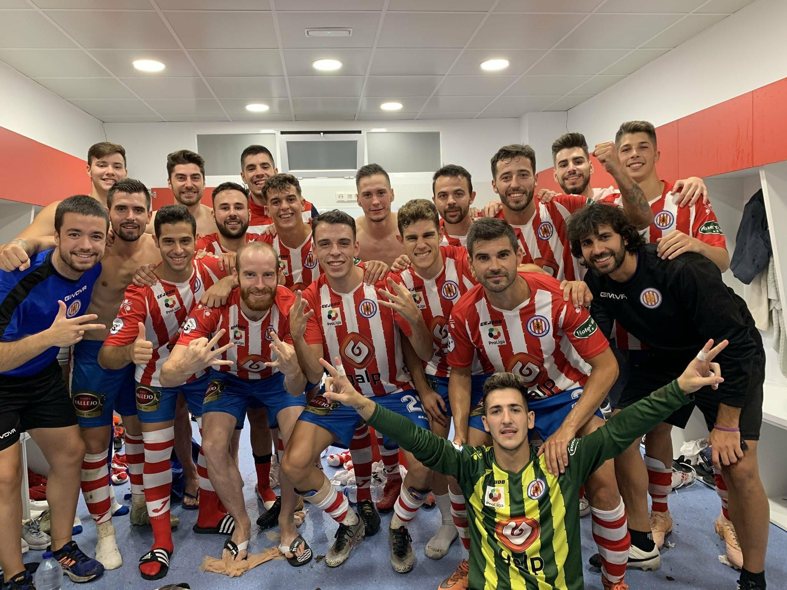 Lara celebra con sus compañeros el triunfo del Torredonjimeno.